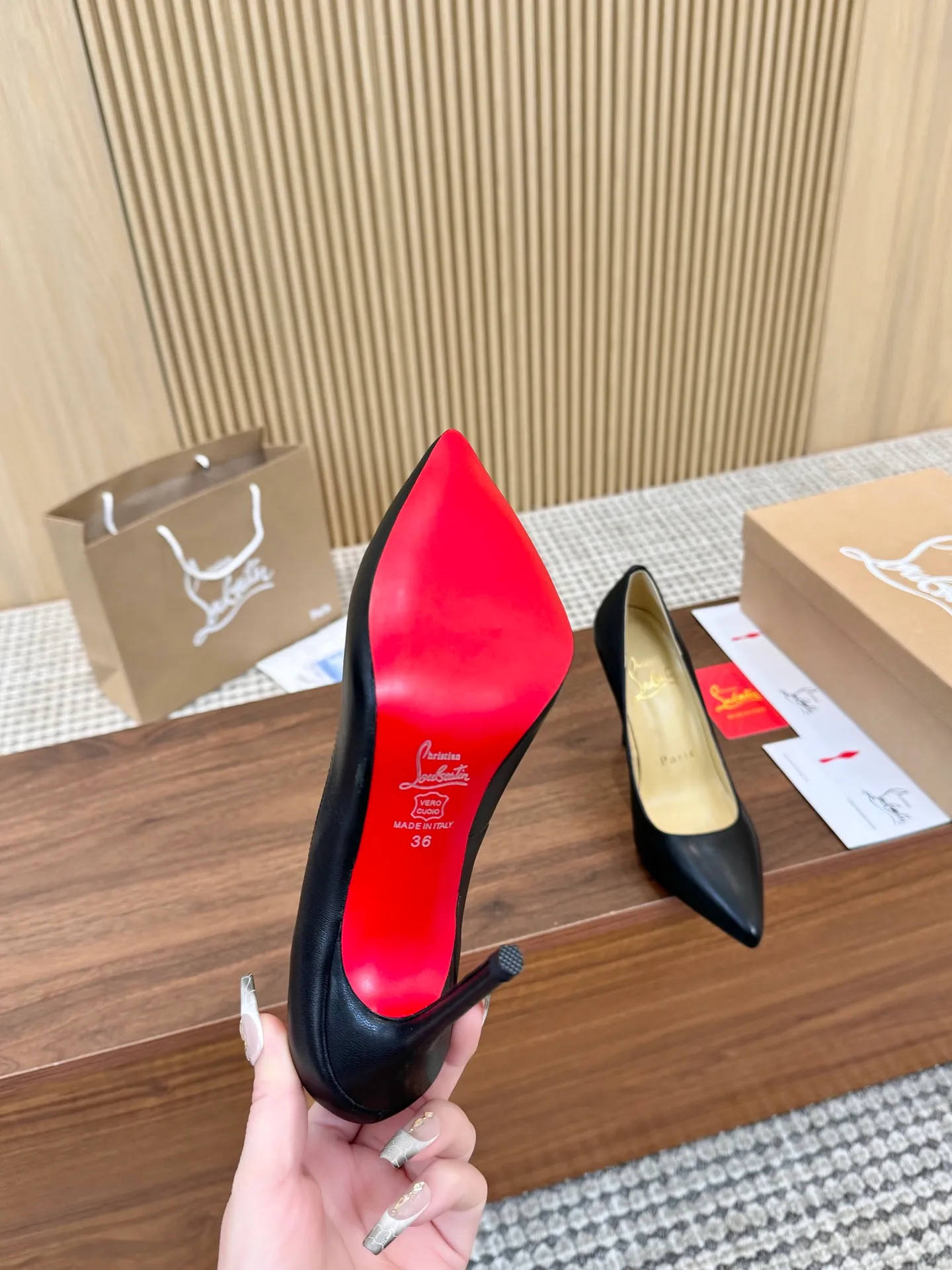 👟👟Ex-factory price 440👟👟 Genuine leather sole +40 Year-round shipment💝Christian Louboutin CL👠 Classic "Matte💎Cow Leather💎Series" noble and luxurious, real blingbling👟👟 Real materials, all customized by the pattern maker, and the materials are made of original customized materials to achieve the taste of the original 6 color options 💍 Upper: Imported 👉 cowhide 💪 Lining: Sheepskin foot pad/lining Size: 34-40.41.42 Heel height: 10.5cm and 8.5cm two options Leather sole Rubber sole